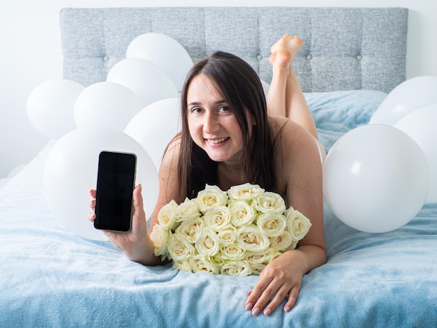 Donna sdraiata sul letto con decorazioni con palloncini per la festa di compleanno