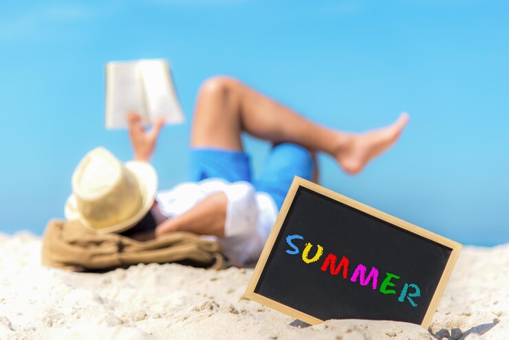 Foto donna sdraiata sulla spiaggia