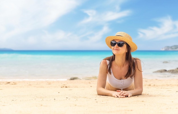 Donna sdraiata sulla spiaggia