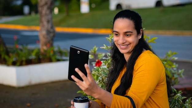 donna seduta a scattare una foto con il cellulare