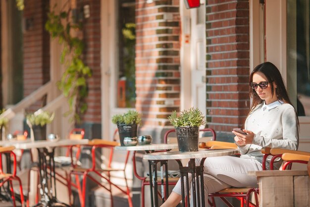 Donna seduta a tavolo in un caffè