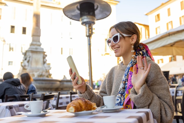 Donna seduta al caffè all'aperto a roma