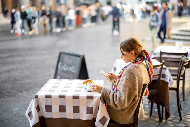 Donna seduta al caffè all'aperto vicino al tempio del panthenon a roma