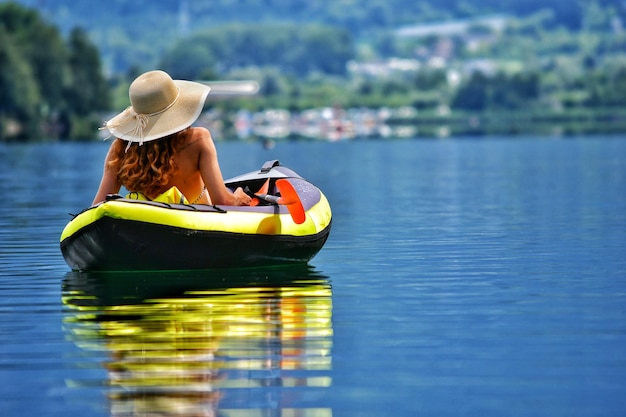 Donna seduta in barca sul lago