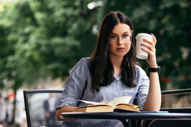 Donna seduta in terrazza e legge un libro