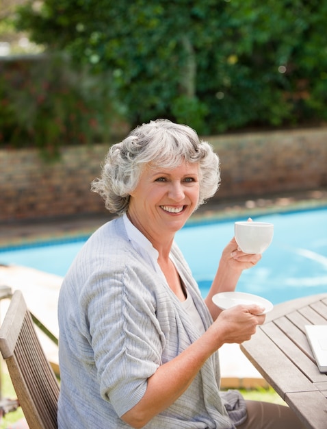 Donna senior che beve caffè