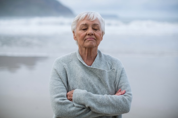 Donna senior che fa meditazione