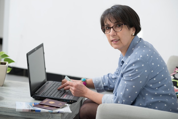 Donna senior che fa spesa online