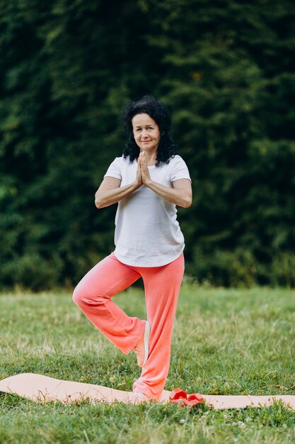 Donna senior che fa yoga all'aperto.