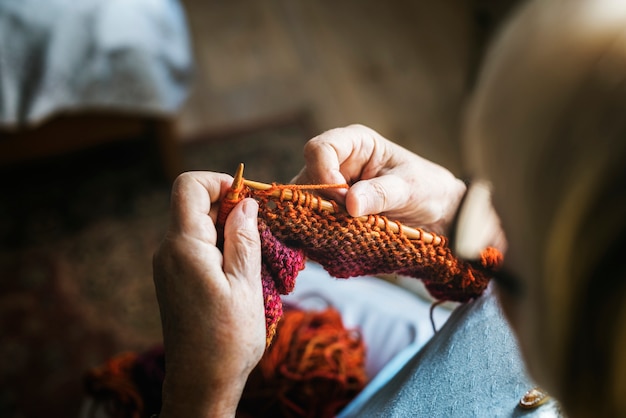 Donna senior che lavora a maglia a casa