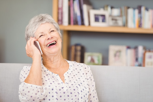 Donna senior che parla sul telefono cellulare