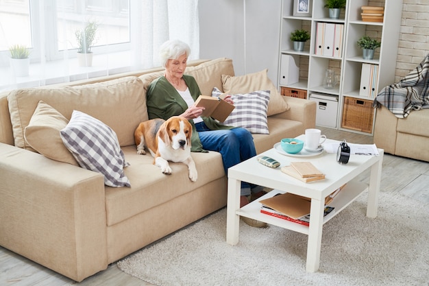 Donna senior e il suo cane a casa