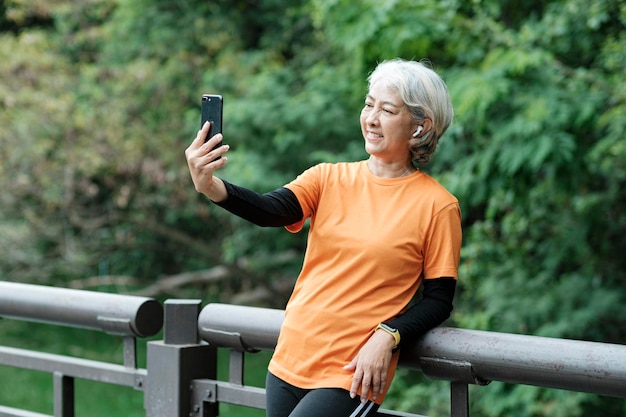 Donna senior felice che cattura foto del selfie