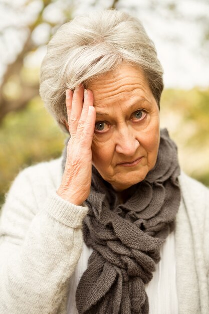 Donna senior nel parco