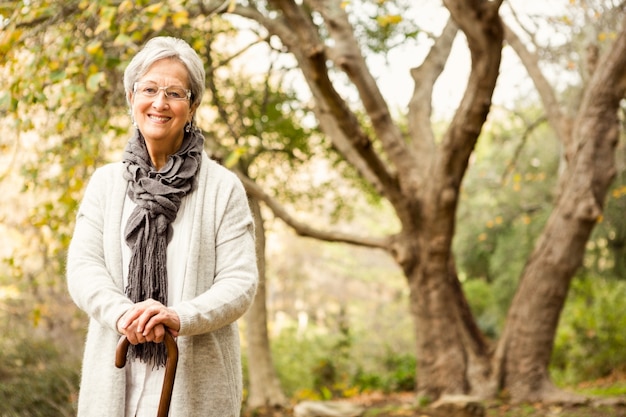 Donna senior nel parco