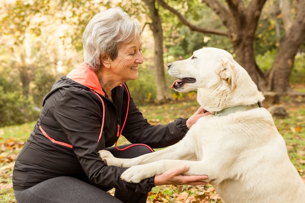 Donna senior nel parco