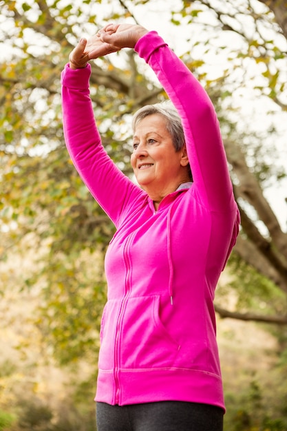 Donna senior nel parco