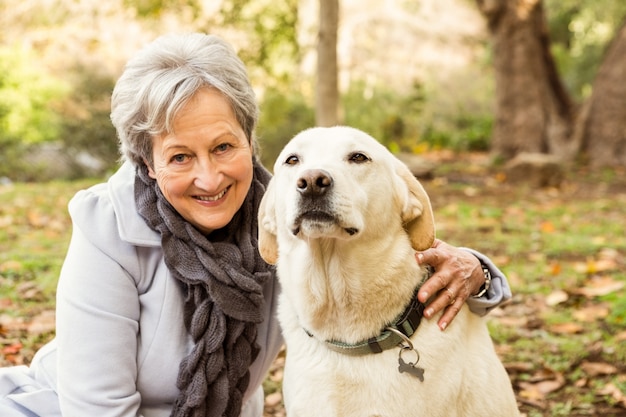 Donna senior nel parco