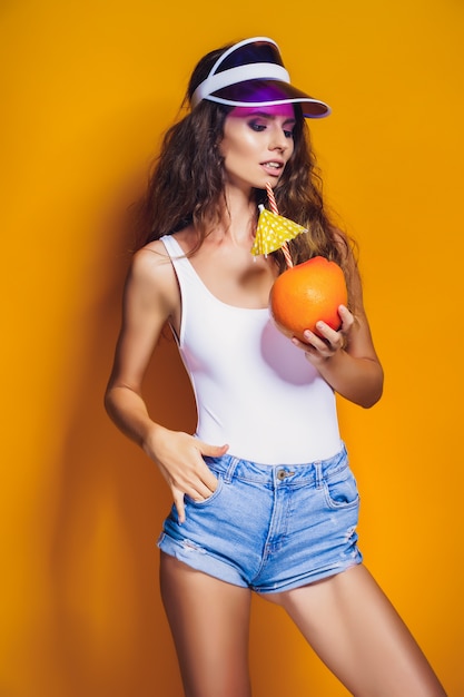 Donna sensuale con frutta succosa