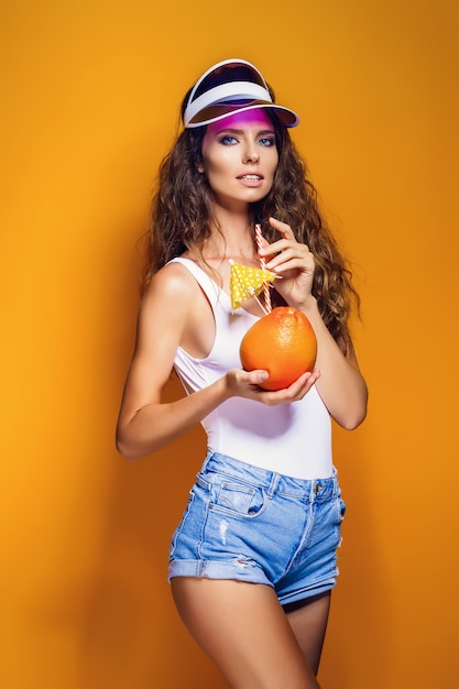 Donna sensuale con frutta succosa