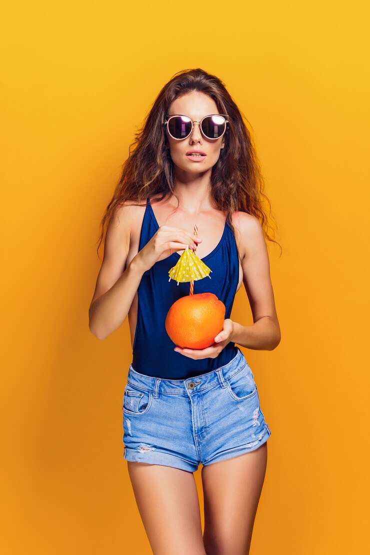 Foto donna sensuale con frutta succosa