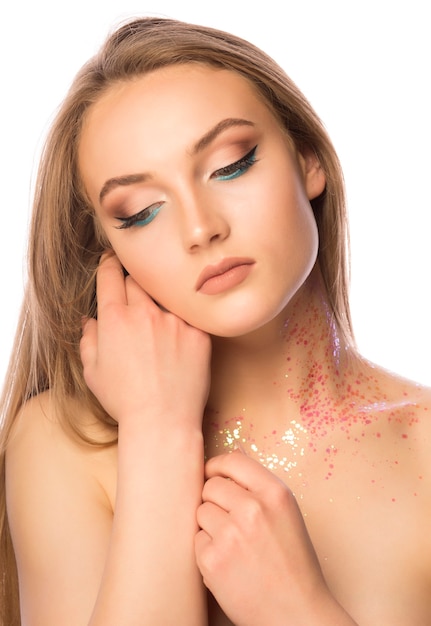 Donna sensuale con trucco professionale e glitter sul collo. Primo piano