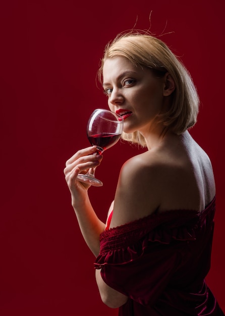 Donna sensuale con vino rosso rosso bordeaux donna sexy beve vino alcol vino bicchiere di vino