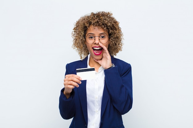 donna sentirsi felice, eccitata e positiva, lanciando un grande grido con le mani vicino alla bocca, chiamando