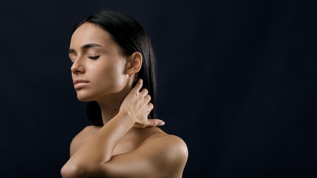 Donna senza camicia su uno sfondo nero