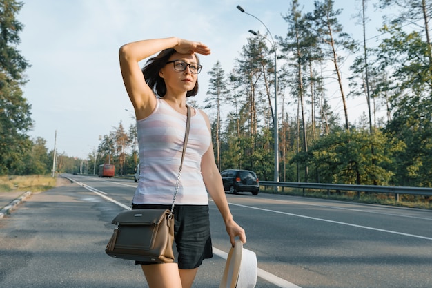 Donna seria adulta che esamina la strada