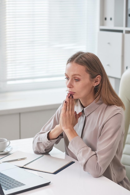 Donna seria al lavoro