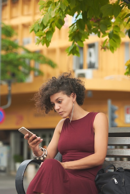 Donna seria che legge messaggi di testo