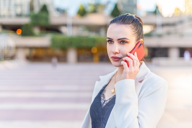 Donna seria e concentrata che lavora parlando al telefono