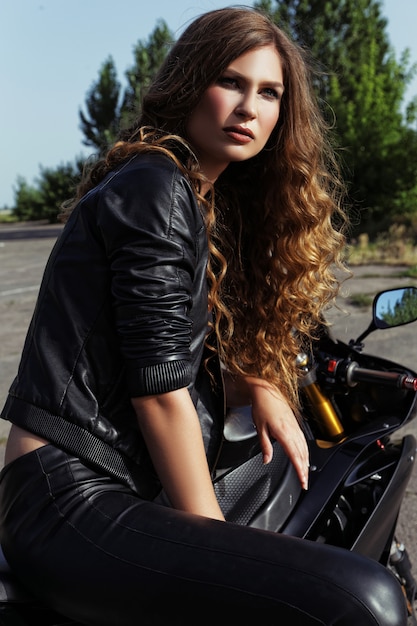 Donna sessuale biker indossa giacca di pelle nera