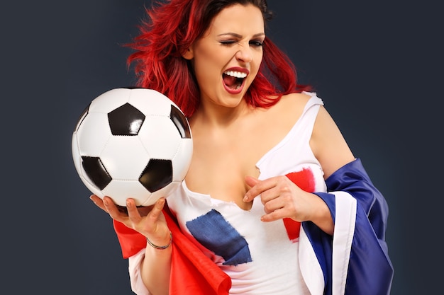 donna sexy che indossa bandiera francese e tiene in mano un pallone da calcio