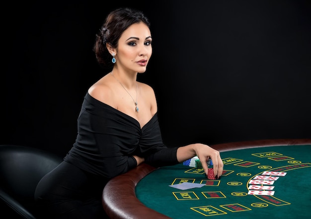 Donna sexy con carte da poker e fiches