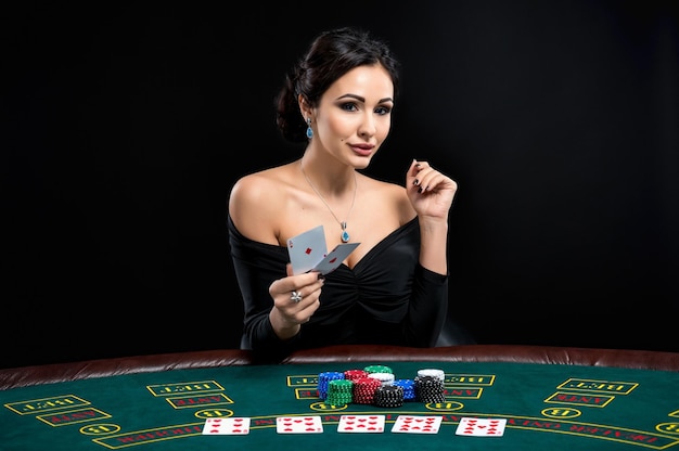 Donna sexy con carte da poker e fiches