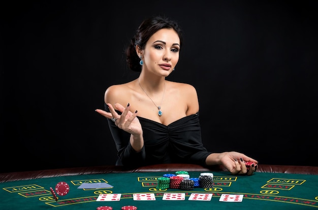 Donna sexy con carte da poker e fiches