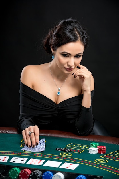 Donna sexy con carte da poker e fiches