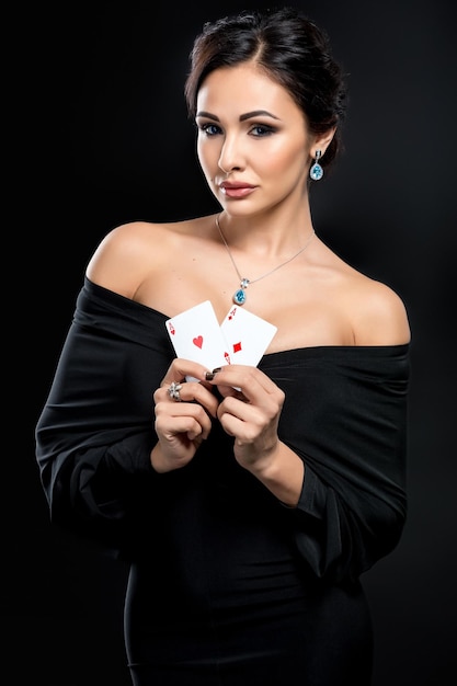 Donna sexy con carte da poker