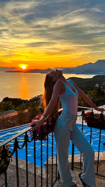 Donna sexy in cima alla montagna al tramonto in Montenegro