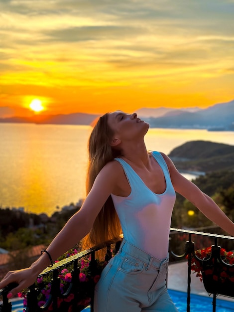 Donna sexy in cima alla montagna al tramonto in Montenegro