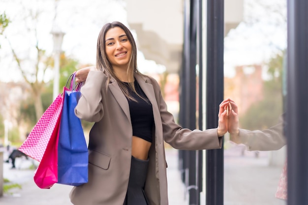 Donna shopping con borse in città concetto vendite consumismo copia incolla venerdì nero