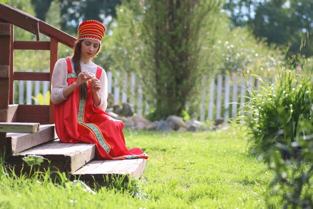 Donna slava in abito tradizionale