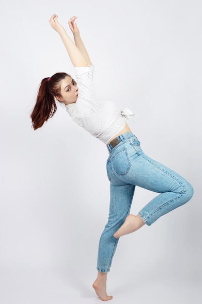 Donna slava in jeans e camicia