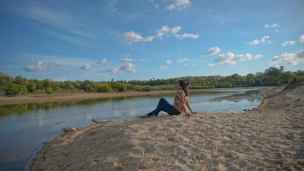 Donna sola che gode della spiaggia di bellezza