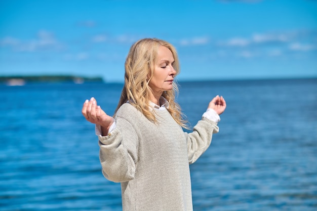 Donna sola con pensieri e natura