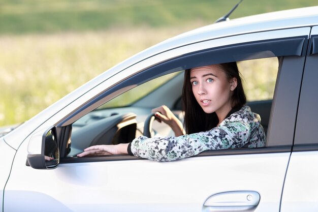 Donna sorpresa alla guida della sua auto