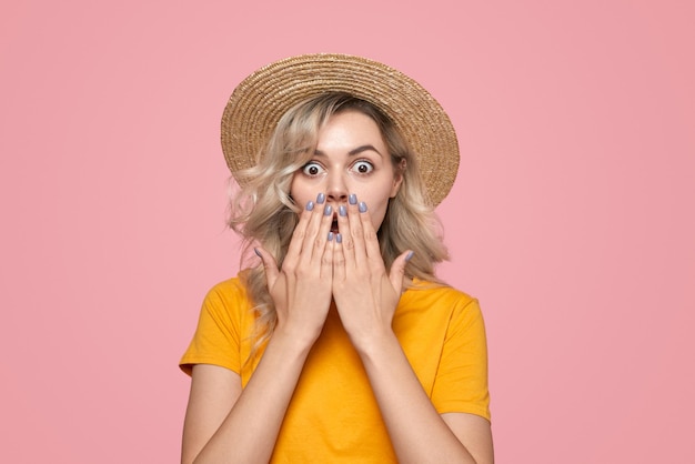 Donna sorpresa che copre la bocca in studio