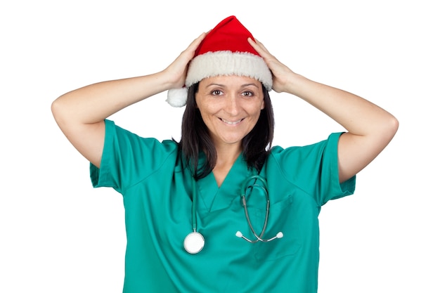 Donna sorpresa del medico con il cappello di natale isolato su bianco